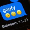 Im Display eines Smartphones ist in einem Chat-Verlauf das Wort «goofy» zu lesen.