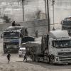 Lastwagen mit Hilfsgütern fahren über den Grenzübergang Kerem Schalom bei Rafah in den Gazastreifen ein (Archivbild).