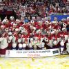Mitglieder der tschechischen Mannschaft feiern mit ihrer Trophäe nach dem 2:0-Sieg gegen die Schweiz im Goldmedaillenspiel zwischen der Tschechischen Republik und der Schweiz bei den Eishockey-Weltmeisterschaften.
