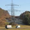 Etwa 200 Strommasten dieser Art wie hier bei Gambach (Lkr. Main-Spessart) könnten auf die Region zukommen, wenn die Fernleitung SuedWestLink nicht mit Erdverkabelung umgesetzt wird.