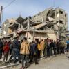 Menschen versammeln sich nach einem israelischen Luftangriff in Rafah um das zerstörte Haus einer Familie.