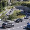 Straßenverkehr in der Nähe des Gotthard-Straßentunnels in der Schweiz. Der neue Polizeivertrag regelt die grenzüberschreitende Zusammenarbeit auch bei der Verfolgung von Straßenverkehrsverstößen.