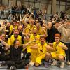 Die Basketballer des TSV Diedorf mit ihren Trainerinnen Carina und Miriam Unger feierten mit ihren Fans nach dem Abpfiff den Aufstieg in die höchste schwäbische Liga. Foto: Stefan Scherer