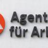 Das Logo der Agentur für Arbeit ist an einem Gebäude angebracht.