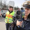 Sabrina Wegmann (links) und Rebecca Daubner von der Verkehrspolizei Kempten geben Einblicke in ein Laser-Messgerät, mit dem der Verkehr überwacht wird.