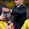 Hin und weg: Uefa-Präsident Aleksander Ceferin überreicht Dortmunds Marco Reus die Medaille.