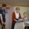 Michi (Christoph Pschor) Traudl Mosacher (Antonia Bichler) und Oma (Andrea Keller) lesen Zeitung, um auf dem neuesten Stand zu sein.
