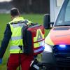Ein 26-Jähriger war am Freitag mit seinem Auto gegen einen Baum geprallt. Er wurde mit dem Rettungshubschrauber ins Klinikum Augsburg gebracht.  