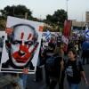 Menschen protestieren gegen die Regierung des israelischen Ministerpräsidenten Bejamin Netanjahu.