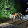 Rettungskräfte stehen an einem Bahnsteig in Kleinheubach.