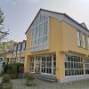 Die Gemeinde Nordendorf wird das ehemalige Raiffeisenbankgebäude kaufen. Dort soll künftig das Büro des Bürgermeisters, das Vorzimmer und ein Sitzungssaal untergebracht werden. Das Erdgeschoss wird vermietet. 