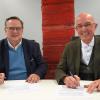 Dr. Hubert Mayer (links) bleibt weiter Geschäftsführer der Kliniken an der Paar. Er und Landrat Klaus Metzger haben den neuen Vertrag, der ab April 2025 gilt, jetzt unterzeichnet.  