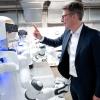 Markus Blume (CSU), Wissenschaftsminister von Bayern, schaut sich während der KI-Konferenz "AI.BAY 2023" in der KI.Fabrik des Munich Institute of Robotics and Machine Intelligence (MIRMI) der Technischen Universität München (TUM) die Roboter an.
