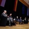 Podiumsdiskussion der Stadt Gersthofen zum Thema Extremismus in der Stadthalle: (von links) Michael Wörle, Pfarrerin Anna Barth, Ilona Kramer, Europaminister Eric Beißwenger, AZ-Redakteurin Jana Tallevi, Landrat Martin Sailer, Sigrid Puschner, Jugendbeiratsvorsitzende Anna Mölle und Stadtpfarrer Markus Dörre.