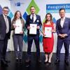 Der Leiter der Staatskanzlei Staatsminister Florian Herrmann (CSU), Magdalena Marten, Moriz Veith, Lena Finsterwalder und Manfred Gößl (Hauptgeschäftsführer der IHK für München und Oberbayern) bei der Verleihung im GOP Varieté-Theater in München (von links).