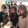 Anne, Frieda und Antonia (von links) aus der Klasse 1/2b durften als erste den neuen Trinkbrunnen ausprobieren.