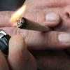 Ein Mann raucht eine selbst gedrehte Cannabis-Zigarette.
