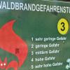 Ein Schild vom Landesbetrieb Forst Brandenburg mit den Waldbrandgefahrenstufen steht Stufe 3 «mittlere Gefahr».