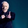 Charles Aznavour bei einem Auftritt im Dezember 2013 in Amsterdam auf. Noch bis ins hohe Alter stand der Sänger auf der Bühne. Am 22. Mai 2024 wäre er 100 Jahre alt geworden.