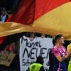Deutschlands Torhüter Manuel Neuer (r) und Toni Kroos unterhalten sich nach dem Spiel.
