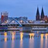 Blick am frühen Morgen vom polnischen Ufer der Grenzflusses Oder auf die Stadt Frankfurt (Oder).