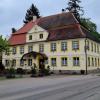 Das Gasthaus Zur blauen Traube in Obenhausen lockt Freunde kroatischer Küche an. Auch ein Blick auf die Fassade lohnt sich – Architekt Gabriel Seidl von hat das Gebäude entworfen.