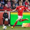 Andras Schäfer von Union Berlin spielt den Ball.