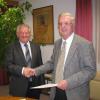 Die Gemeinde Ursberg ehrte ihren langjährigen Bürgermeister Ewald Schmid im Jahr 2008 mit dem Ehrentitel "Altbürgermeister". Zweiter Bürgermeister Pantaleon Baur (links) überreichte Schmid dazu die Urkunde.