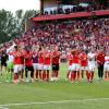 Unions Spieler jubeln nach dem Sieg mit ihren Fans.