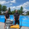 Die Bademeister Walter Senftleben (links) und Daniel Stöckl (rechts) müssen noch vor der Eröffnung des Freibads das Becken mit dem Bodensauger reinigen. 