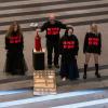 Drei Mitglieder der russischen Band Pussy Riot treten im Rahmen der Flatz-Retrospektive in der Pinakothek der Moderne mit Musik und Aktionen auf. Als zweiter von links steht der österreichische Künstler Wolfgang Flatz.