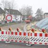 Ende Dezember sollte die Lutzinger Straße in Höchstädt wieder befahrbar sein. Weil die wichtige Verbindung in Richtung Norden immer noch gesperrt ist, gab es im Höchstädter Stadtrat  heftige Kritik am Staatlichen Bauamt in Krumbach. 