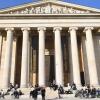 Viele Sonnenhungrige sitzen am Königsplatz vor der Glyptothek in der Sonne und genießen den Tag.