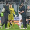 Nach dem 2:1-Sieg gegen den SC Freiburg nimmt FCA-Traner Jess Thorup seinen Innenverteidiger Maximilian Bauer in den Arm.