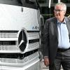 Martin Daum, der Vorstandsvorsitzende des Nutzfahrzeugherstellers Daimler Truck, steht vor der Firmenzentrale bei Stuttgart vor einem eActros Lastwagen.