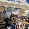 Am AugsburgStadtmarkt bietet Feinkost Thassos griechische Spezialitäten an.