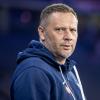 Trainer Pal Dardai von Hertha BSC betritt das Stadion.