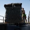 Eine Pilotin der U.S. Air Force lädt Paletten mit humanitären Hilfsgütern, die für den Gazastreifen bestimmt sind, an Bord eines Flugzeugs.