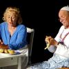 Der entführte Papst (Jean Maesér) schält Kartoffel für das Mittagsmahl und Sara Leibowitz (Gundula Piepenbring) macht ihrem Kummer über ihren meschugge Ehemann Luft, in der Aufführung "Der Tag, an dem der Papst gekidnappt wurde."
