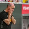 Trainer Joe Enochs von Regensburg reagiert am Spielfeldrand.