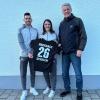 Trainer Fabian Wolf (links) und Vorsitzender Wolfgang Jarasch begrüßen Lisa Seidler als künftige Spielertrainerin beim SC Biberbach. Foto: SC Biberbach