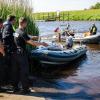 Einsatzkräfte der Polizei fahren bei der Suche nach dem vermissten Arian mit Spürhunden auf Schlauchbooten über die Oste.