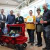 Einen Bollerwagen mit Utensilien für kleine Natur-Forscher erhielt die Grundschule West in Königsbrunn. Bei der Übergabe dabei waren (von links) Marion Kehlenbach, Andreas Geirhos,Dr. Jürgen Idzko, Heinz Matthes, Valerie Klatte-Asselmeyer, Sandra Schelz und Jürgen Naßl.