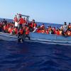 Ein von der libanesischen Armee zur Verfügung gestelltes Handout zeigt ein Boot mit mehr als 100 illegalen Einwanderern an Bord vor der Küste der nordlibanesischen Stadt Tripoli.  