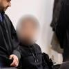 Am Landgericht Nürnberg-Fürth beginnt der Prozess wegen wegen tödlicher Schüsse in der Nürnberger Südstadt, Angeklagt ist ein 29-Jähriger aus der Türkei wegen Mordes und versuchten Mordes. Der Angeklagte schaut zu seinem Verteidiger Serkan Alkan auf.