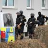 Ein Großaufgebot der Polizei war am Mittwoch in Memmingerberg nahe der Zufahrt des Flughafens Memmingen zu Gange.