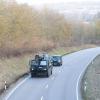 Bundeswehrfahrzeuge fahren auf einer Bundesstraße. Zwei Männer sollen für den russischen Geheimdienst spioniert haben.