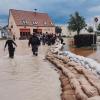 In Nordheim ist am Mittwochvormittag der Wasserpegel gestiegen, sodass Helfer in Windeseile eine Sperre aus Sandsäcken errichten. Das konnte aber nicht verhindern, dass das Hochwasser das Feuerwehrhaus erreicht.