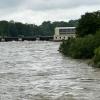 In Günzburg müssen Menschen aus Häusern gerettet werden, bevor weitere Wassermassen kommen. Der Verkehr wird von Polizei und Einsatzkräften geregelt.