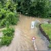 In Günzburg müssen Menschen aus Häusern gerettet werden, bevor weitere Wassermassen kommen. Der Verkehr wird von Polizei und Einsatzkräften geregelt.